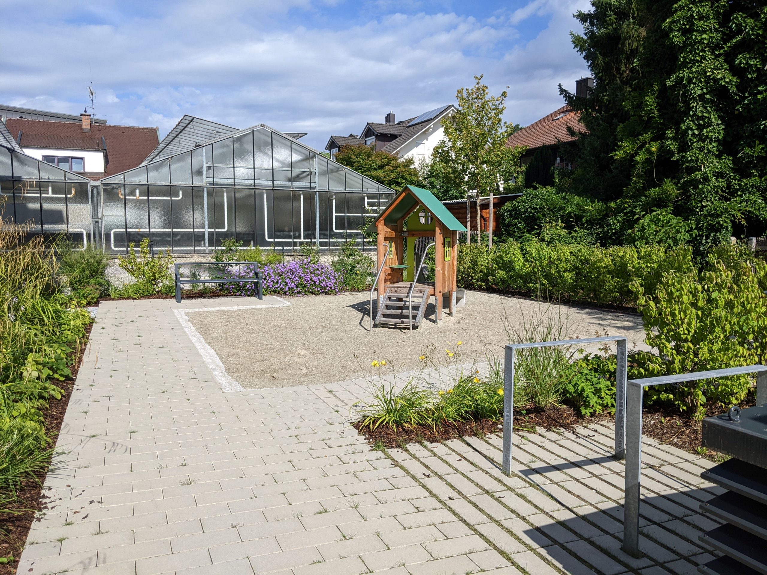 Privatgarten mit Mini-Pool und Mosaikfliesen