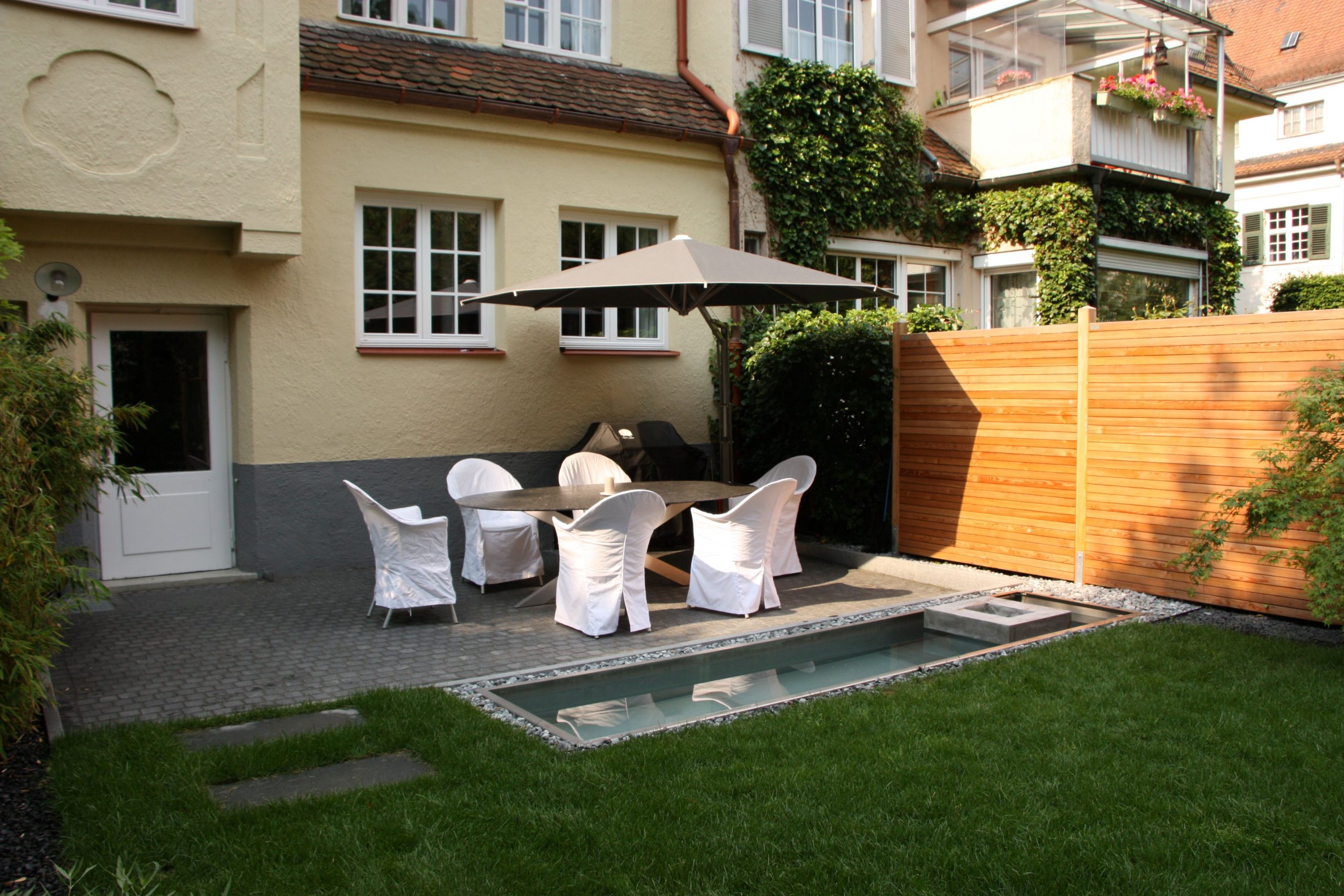 Moderner Privatgarten im Münchner Westen