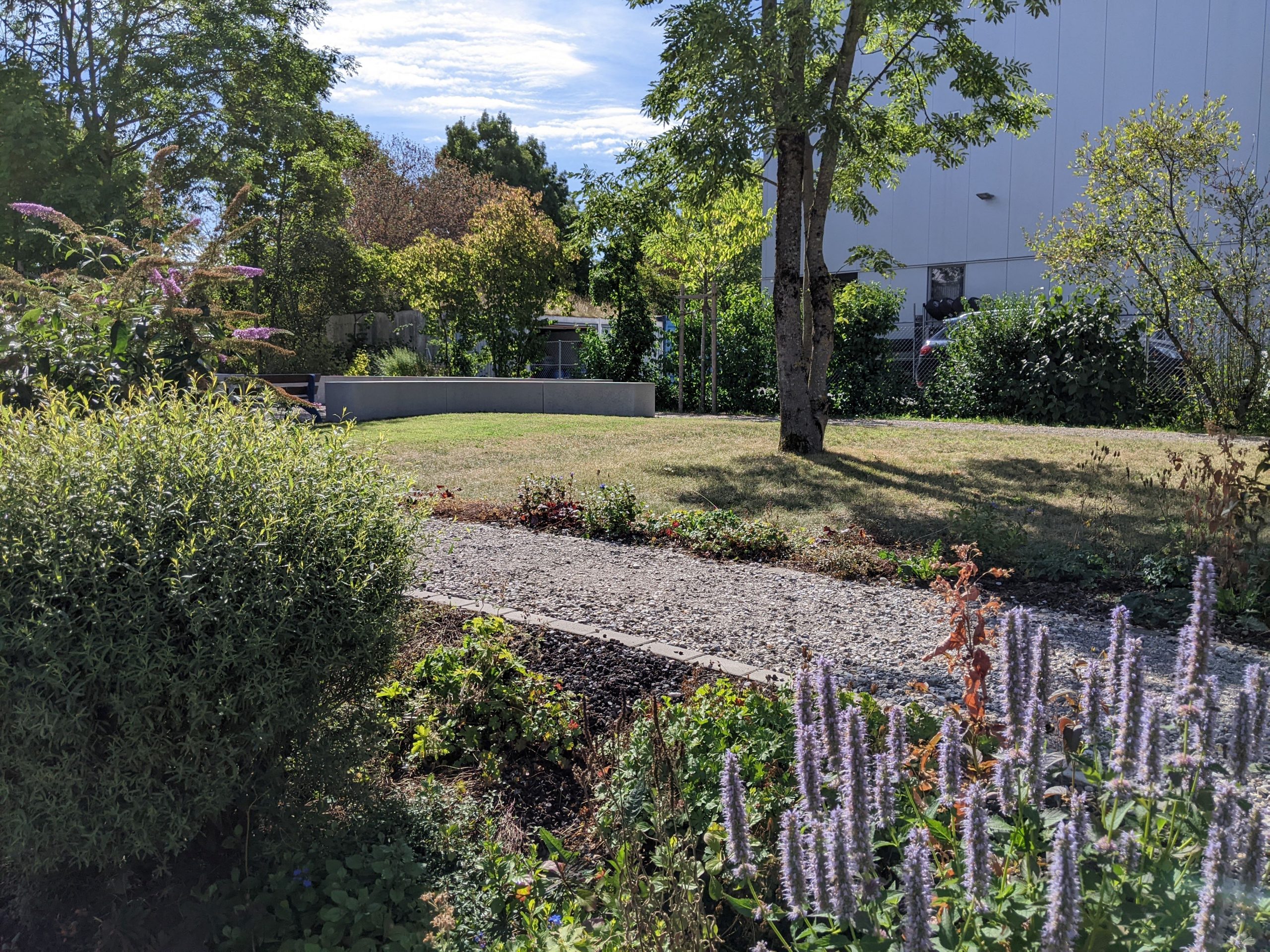 Eine ‚Parkanlage‘ die Außenflächen von der Kantine aufteilt.