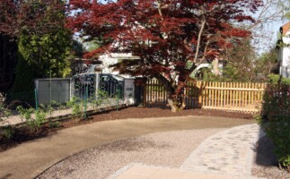 Moderner Privatgarten im Münchner Süd-Osten