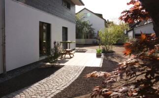 Moderner Privatgarten im Münchner Süd-Osten