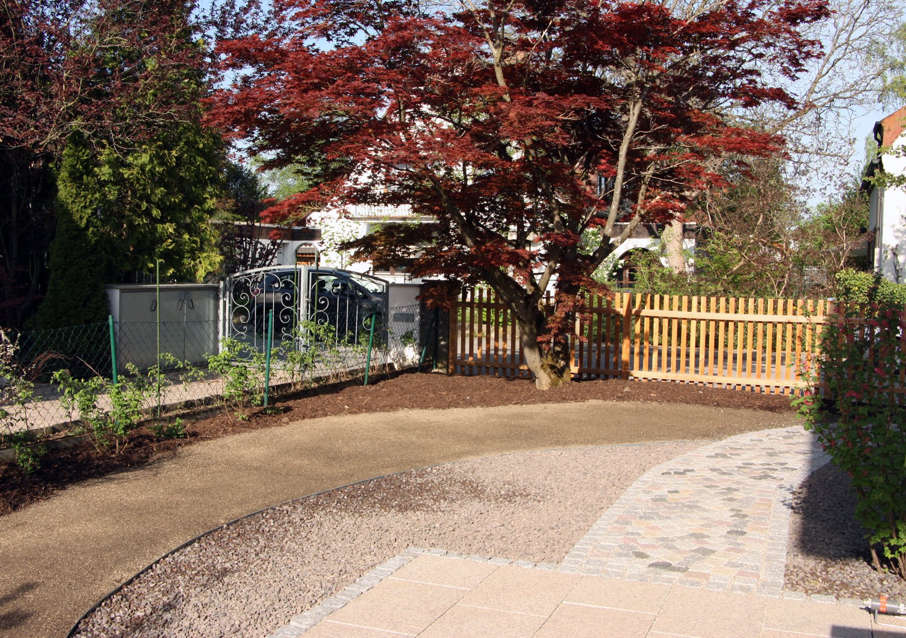 Moderner Privatgarten im Münchner Süd-Osten