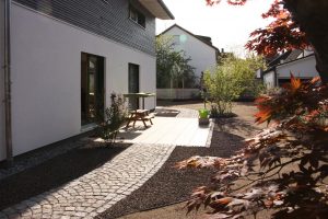 Moderner Privatgarten im Münchner Süd-Osten