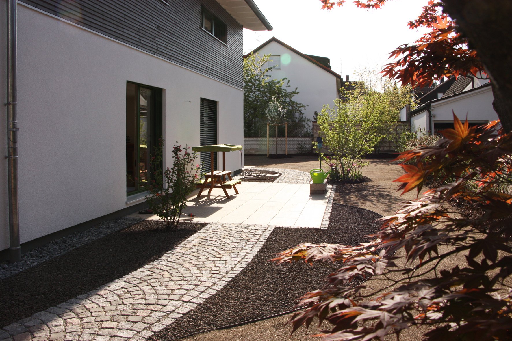 Moderner Privatgarten im Münchner Süd-Osten